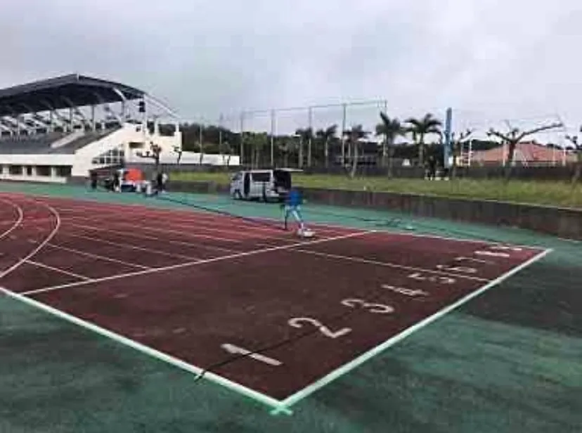 施工前 : 海沿いに面した競技場で潮風、降雨によるカビ、藻の発生がひどく雨天時の競技者のスリップによるけがや故障が懸念されていた。