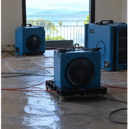台風前に窓・排水・換気設備を点検する沖縄の住宅