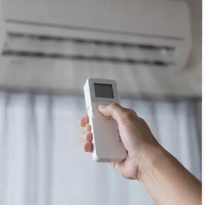 カビ臭のある部屋を避けて体調を確認する家族