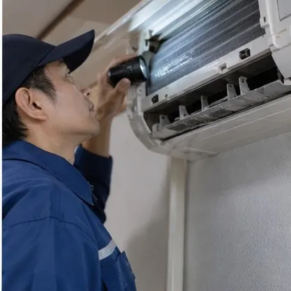 カビバスターズ沖縄が水害後の建物を調査するイメージ